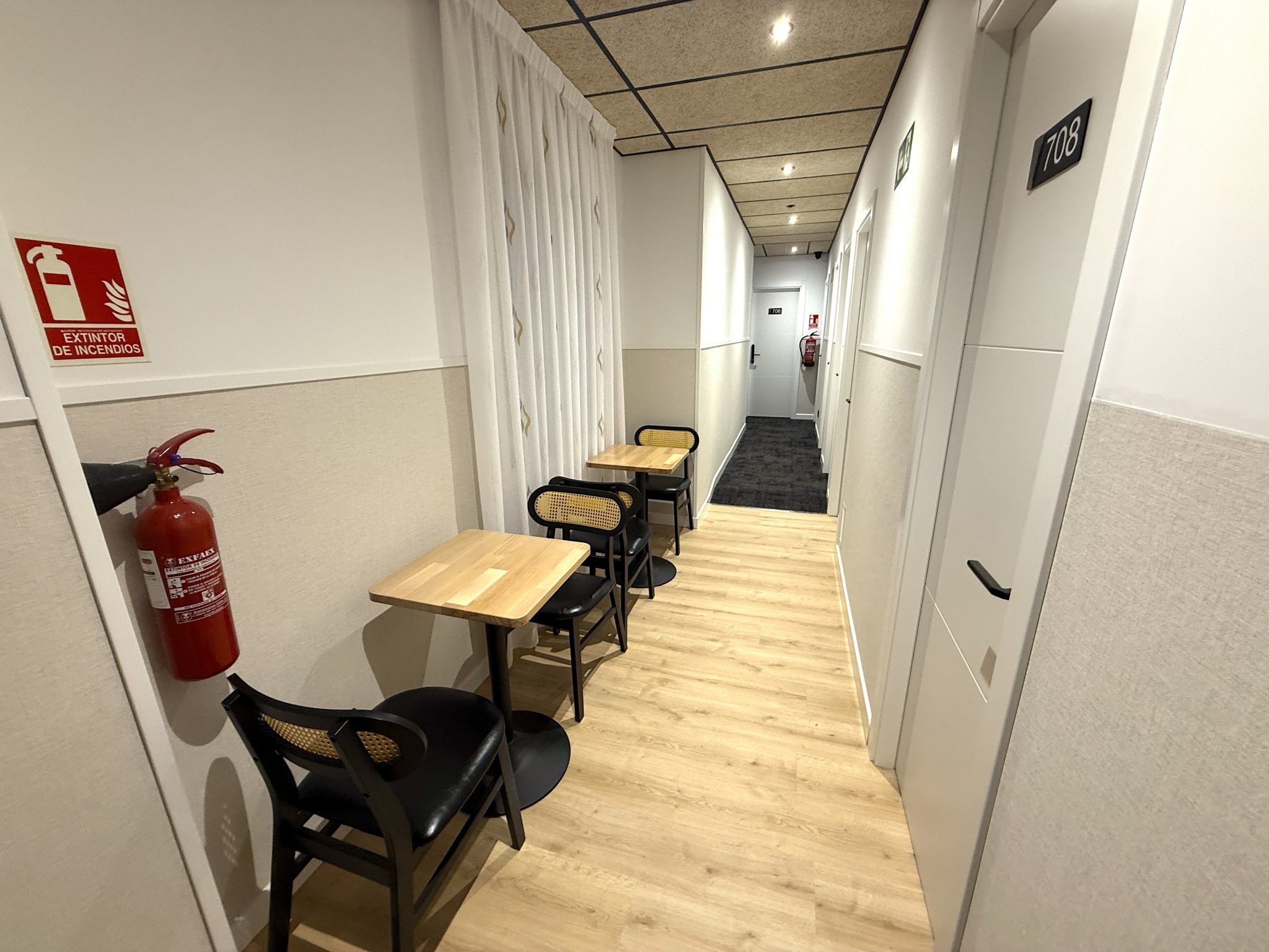 Zona común con office para huéspedes en Madrid