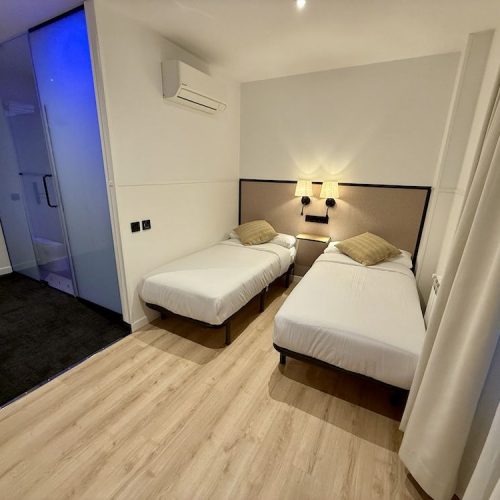 Habitación triple con balcón