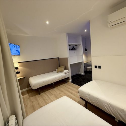 Habitación triple con balcón